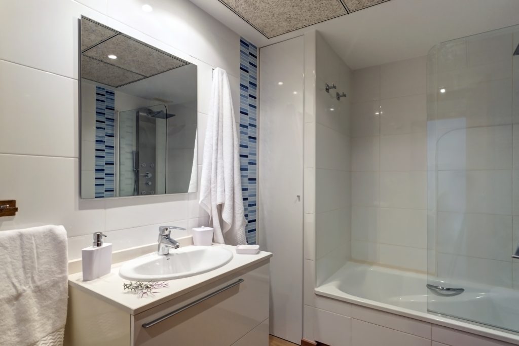 Modern bathroom with bathtub in Patacona Beach Apartment 1, Valencia