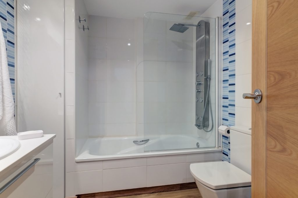 Modern bathroom in holiday apartment in Patacona Beach Valencia