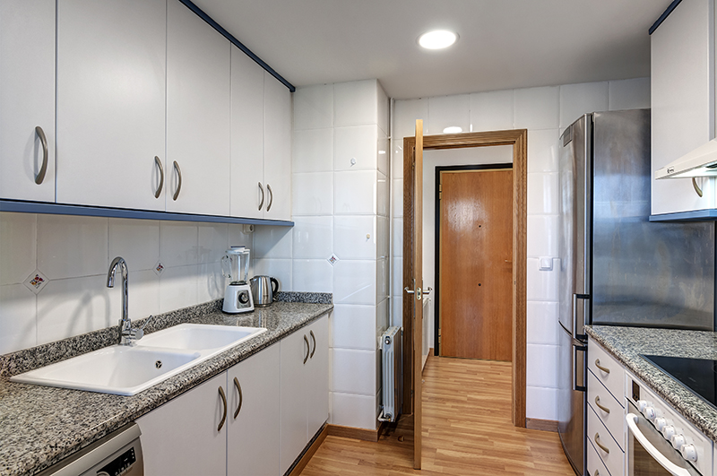 Fully equipped kitchen in Patacona Beach Apartment 2, Valencia