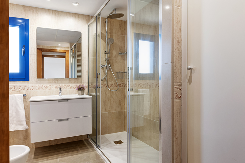 Modern bathroom with walk-in shower in Patacona Beach Apartment 2, Valencia