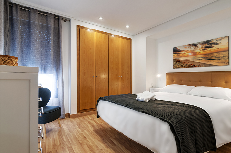 Bedroom with built-in wardrobes in Patacona Beach Apartment 2, Valencia