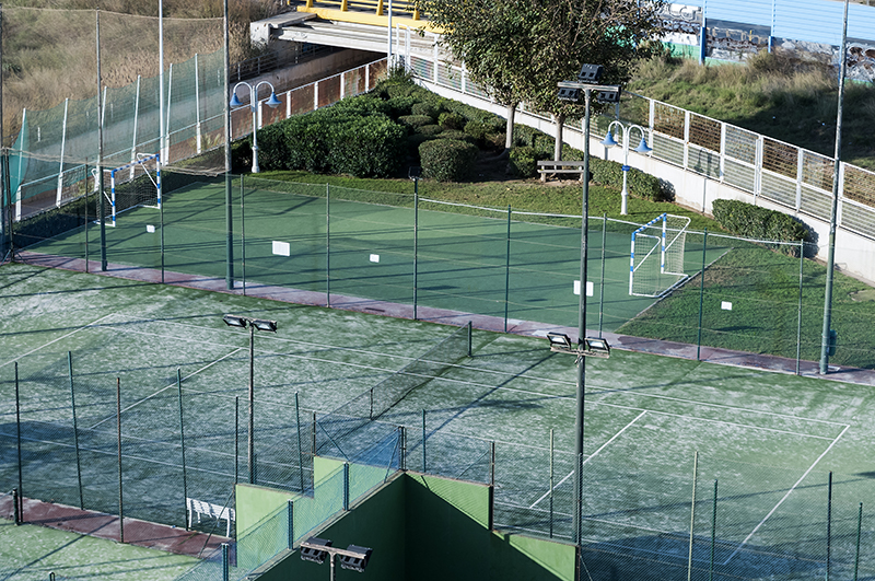 Sports court and communal facilities at Patacona Beach Apartment 2, Valencia